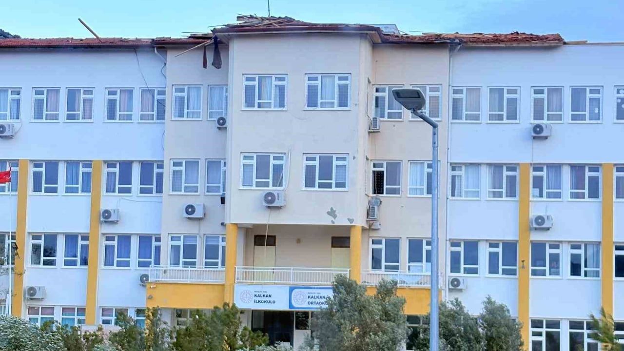 Kaş'ta fırtına Kalkan İlköğretim Okulu'nun çatısına zarar verdi