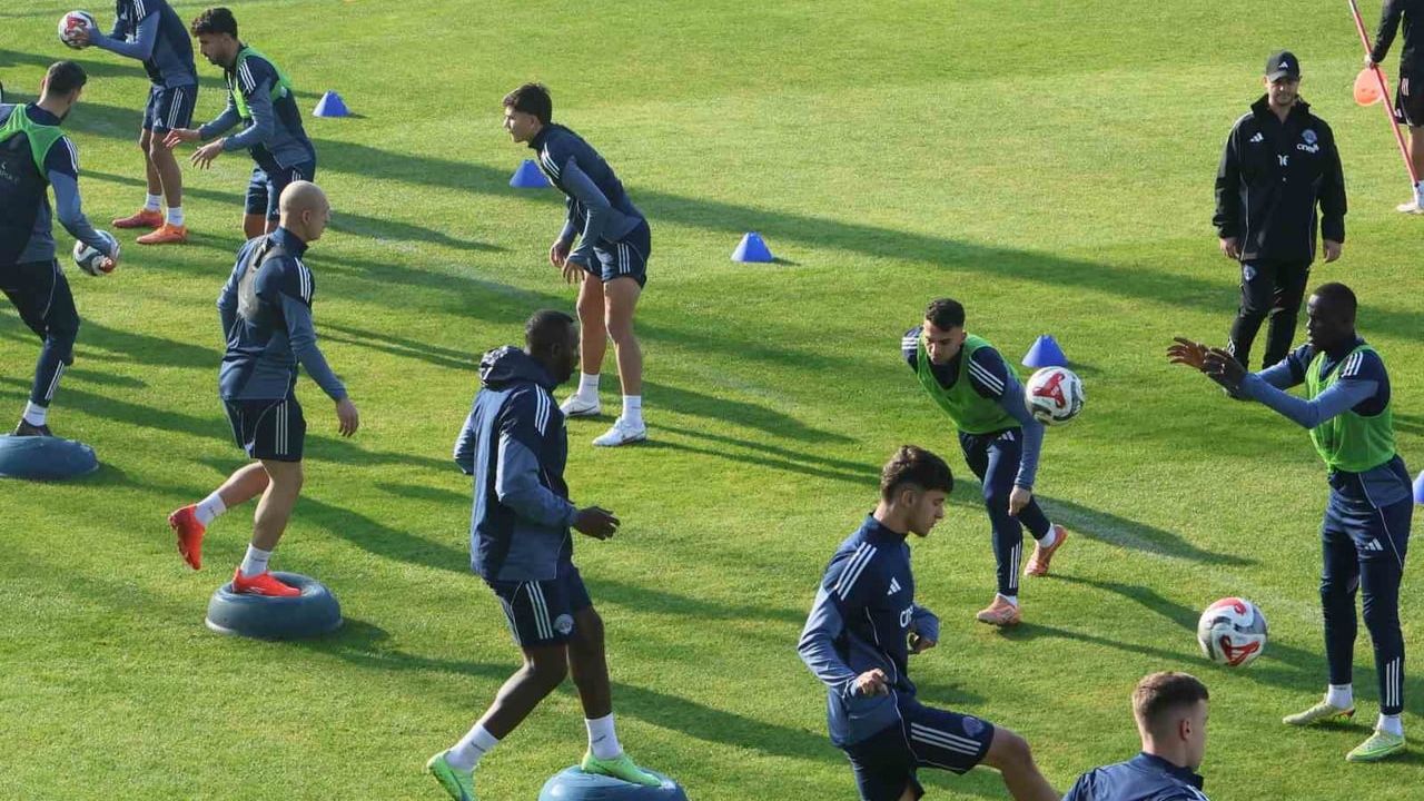 Kasımpaşa, Antalya kampında Emre Belözoğlu yönetiminde hazırlıklarını sürdürüyor