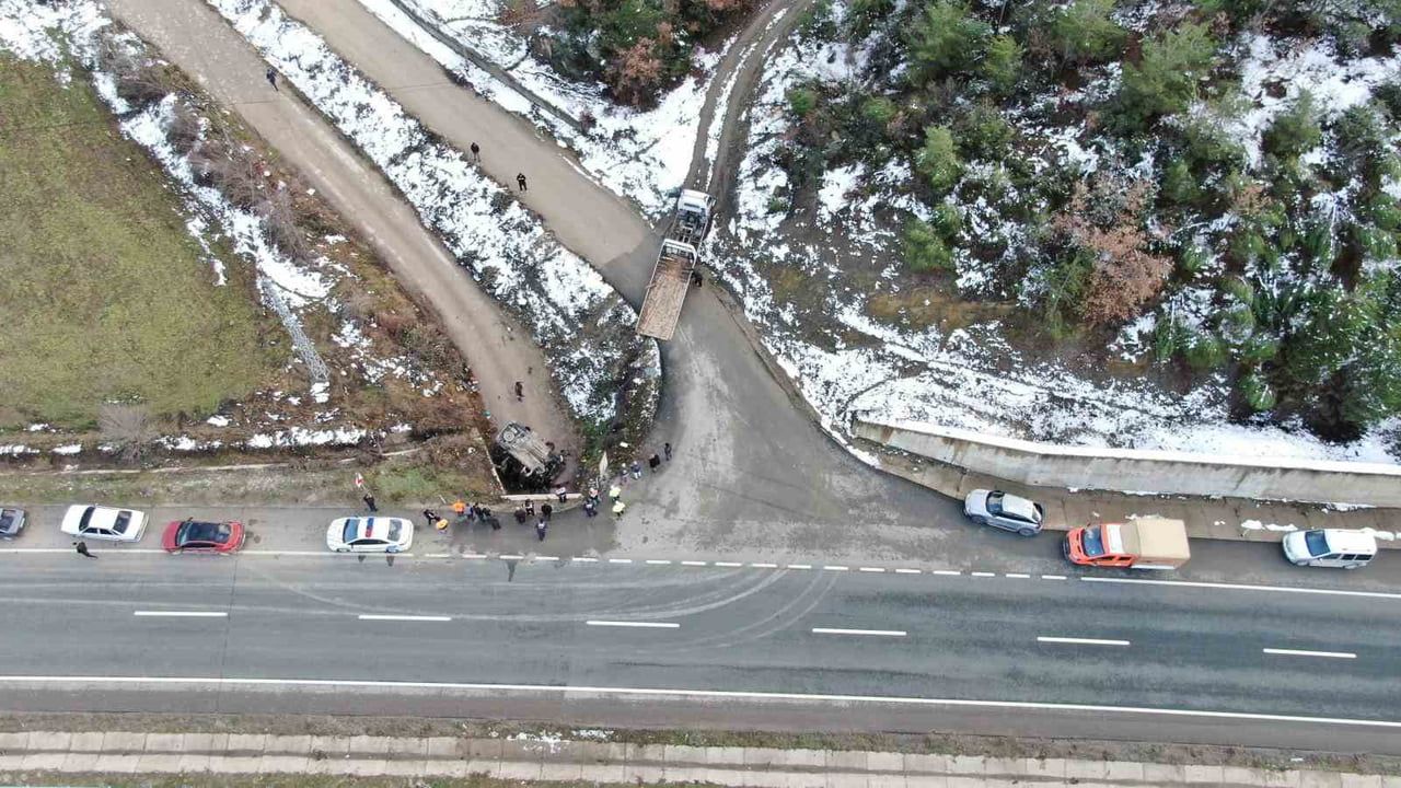 Kastamonu Araç’ta hafif ticari araç şarampole düştü: 1 kişi yaşamını yitirdi