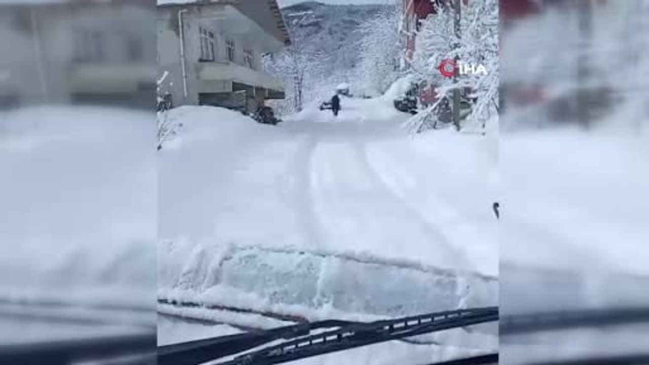 Kastamonu Bozkurt'ta Karla Kapanan Köy Yolu Açılınca Vatandaş Sevinçle Oynadı