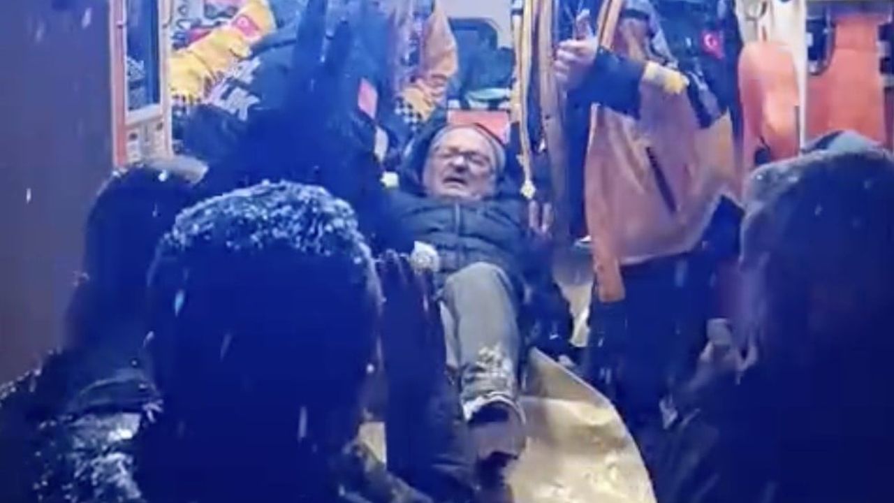 Kastamonu Cide'de kar nedeniyle yolu kapanan köydeki hasta ekiplerle hastaneye ulaştırıldı