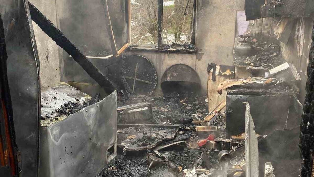 Kastamonu'da bacadan kaynaklandığı değerlendirilen yangında iki katlı ev kullanılamaz hale geldi