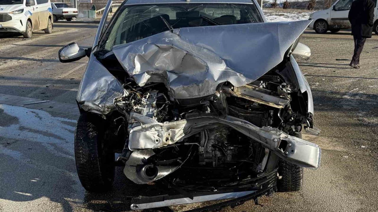 Kastamonu'da Doğu Çevre Yolu Kavşağında kaza: Panelvan minibüs ile otomobil çarpıştı, 1 yaralı