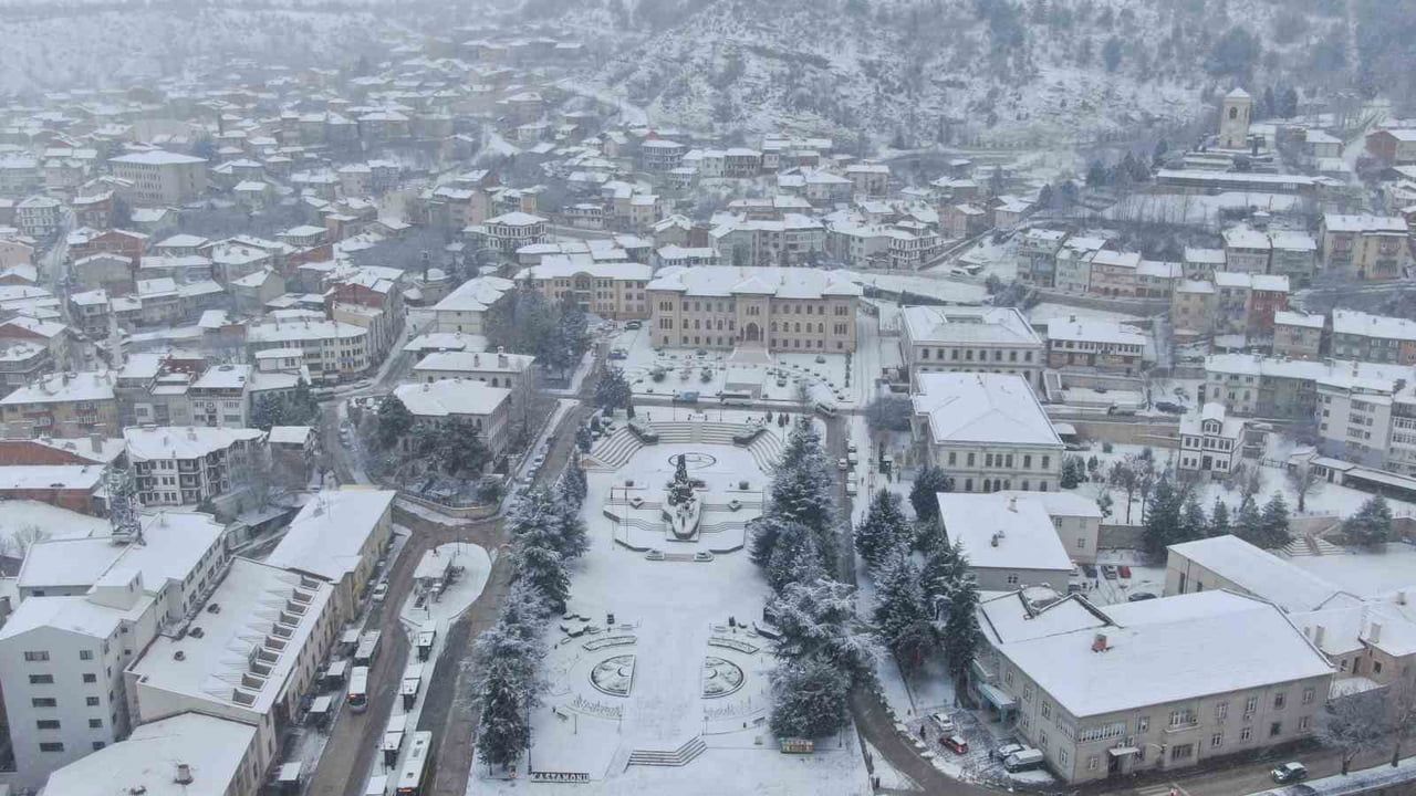 Kastamonu'da iki gün süren kar yağışı kent merkezini beyaza bürüdü