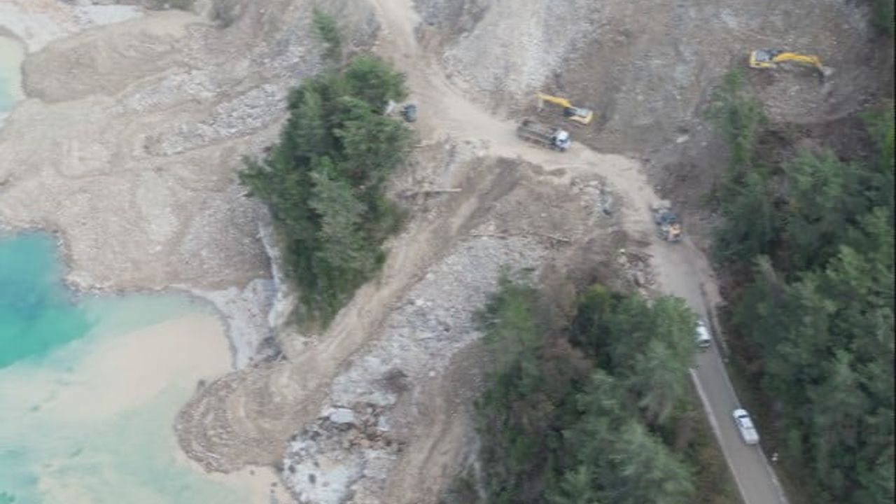 Kastamonu'da İnebolu-Doğanyurt-Cide Karayolunda Heyelan: Ekipler Çalışmaları Sürdürüyor
