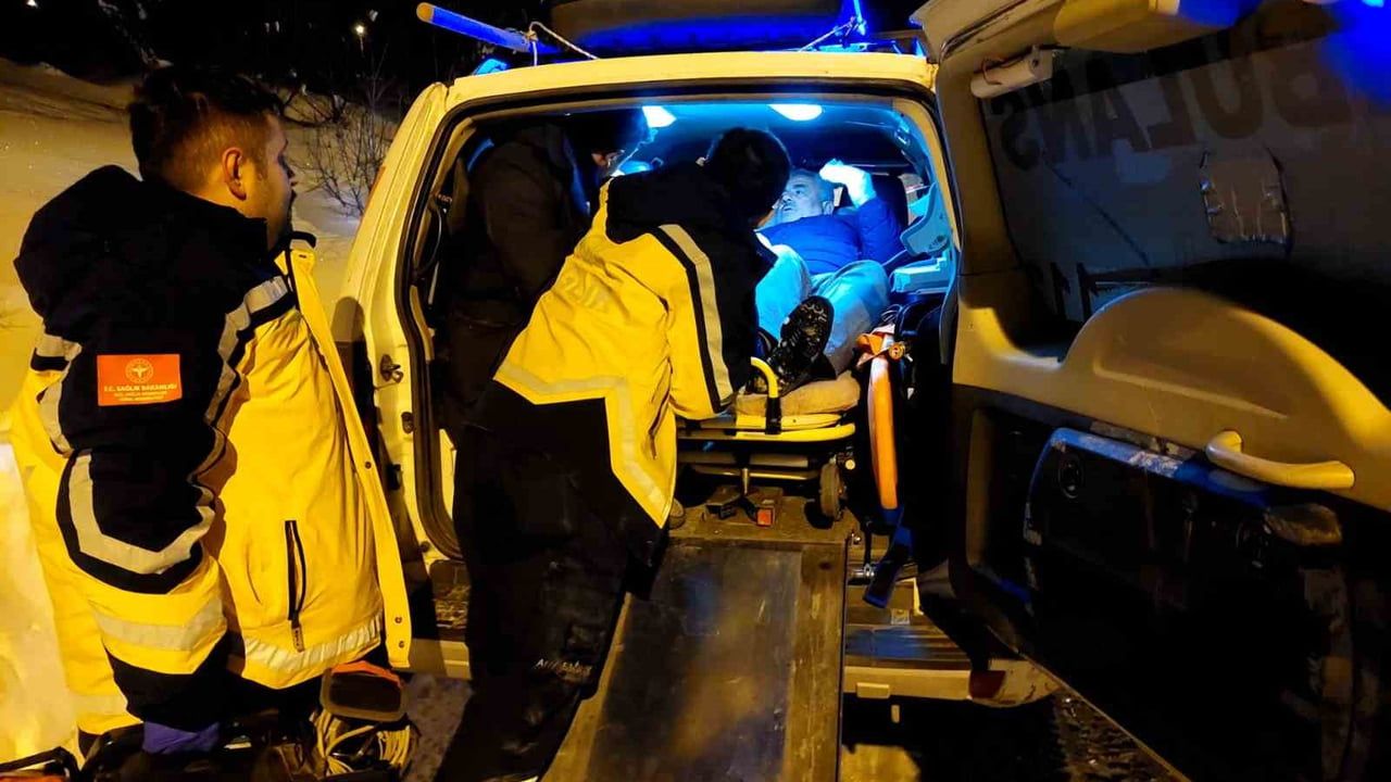 Kastamonu'da motorlu testereyle elini kesen vatandaşa kardan kapanan köy yolunda 4 saatte ulaşıldı