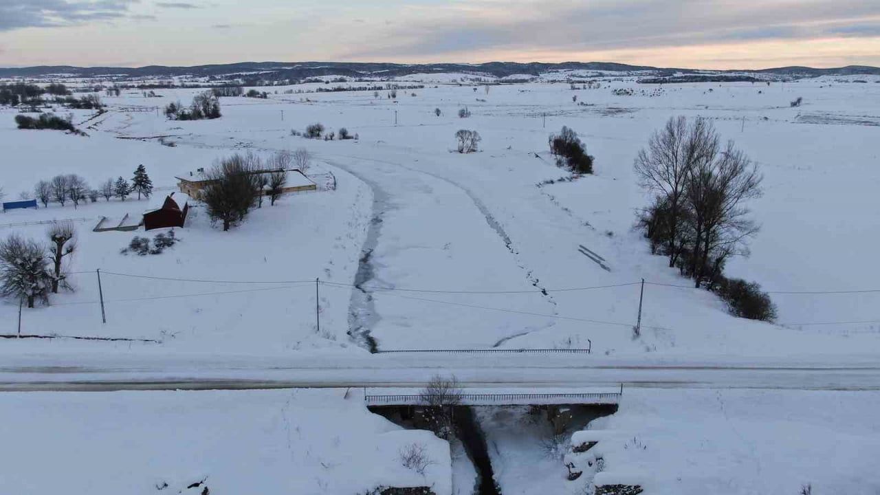 Kastamonu'da soğuk hava etkisi: Baraj, dere ve göletler dondu