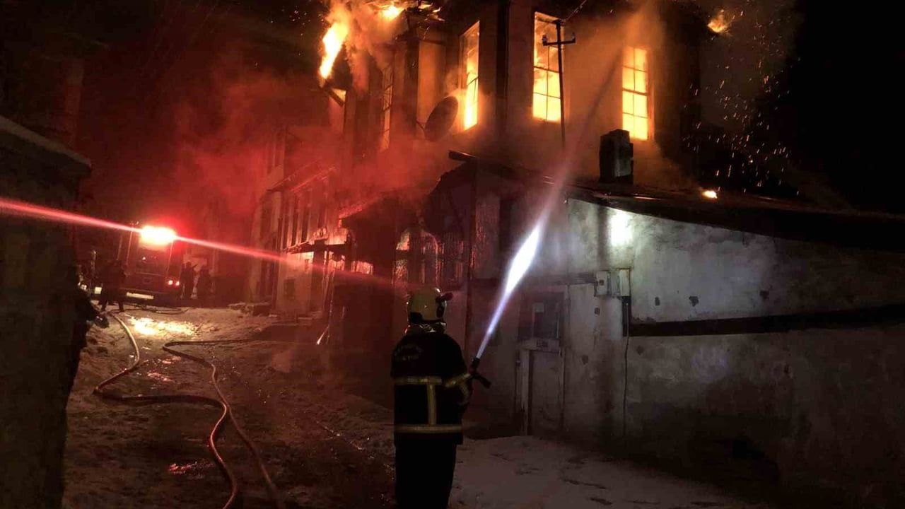 Kastamonu'da tadilattaki üç katlı tarihi konak yangında küle döndü