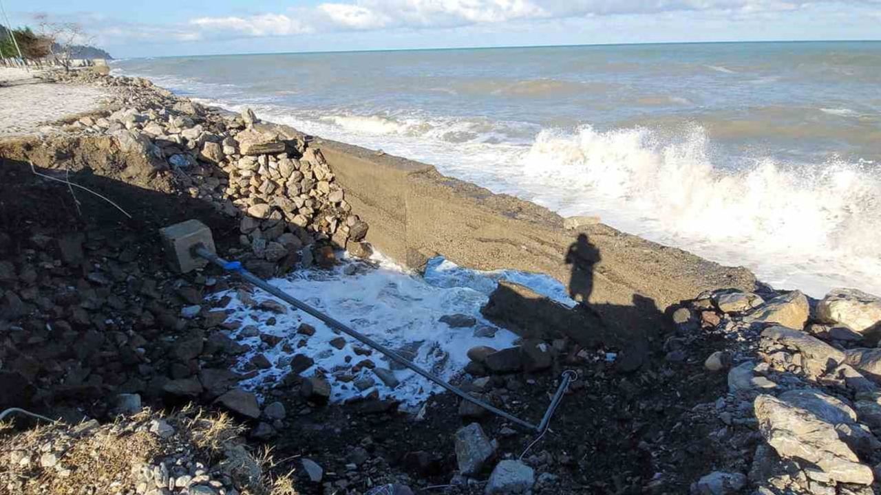 Kastamonu İnebolu'da Kuvvetli Rüzgar ve Dalgalar Sahil Kaldırımlarına Hasar Verdi