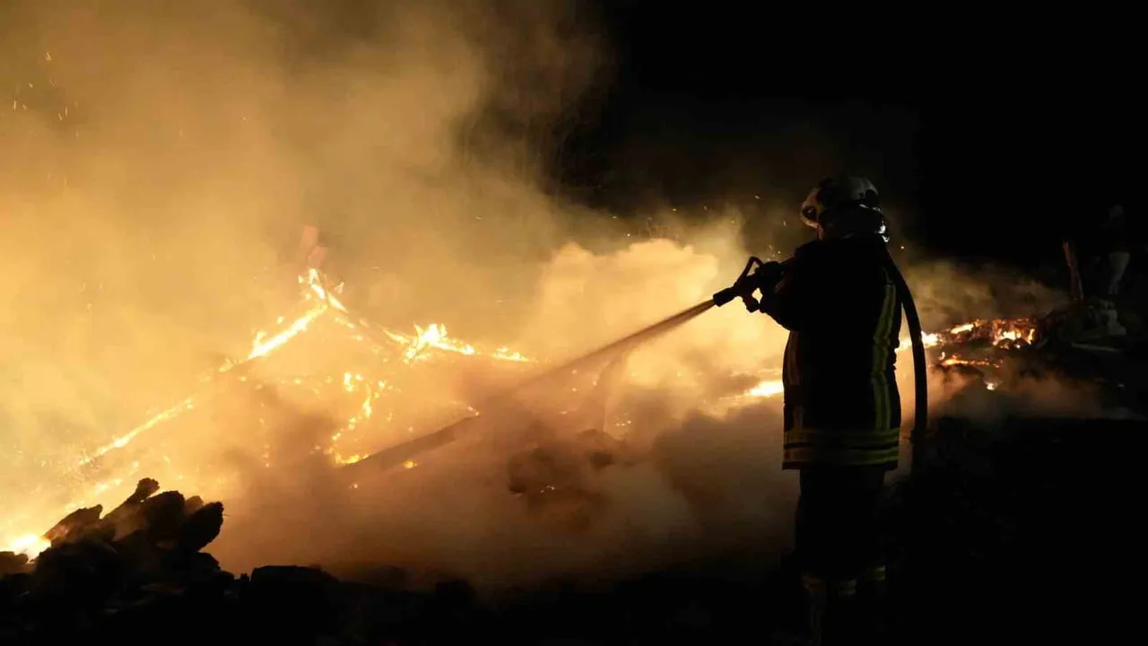 Kastamonu Karaçomak’ta yangın: 1 ev ve 2 samanlık tamamen yandı, 2 ev zarar gördü