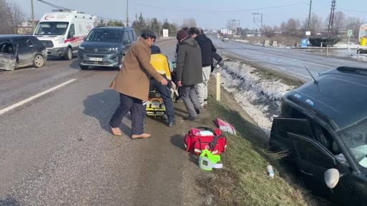 Kastamonu-Taşköprü yolunda otomobil ile cip çarpıştı: 3 kişi yaralandı
