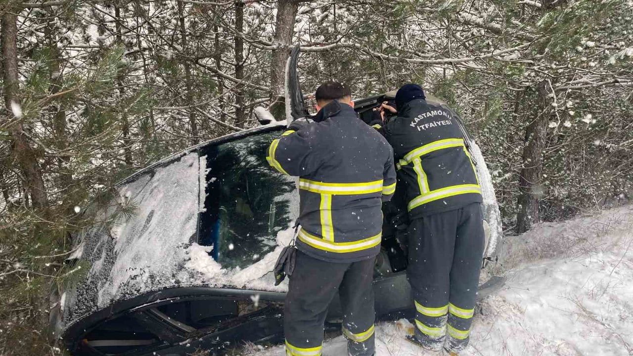 Kastamonu-Tosya yolu Sapaca mevkiinde otomobil şarampole yuvarlandı: 2 yaralı