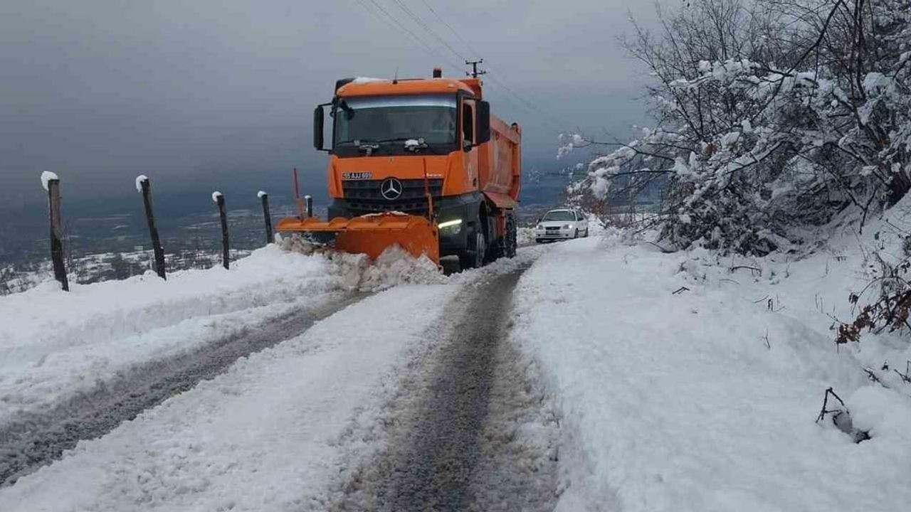 Kavak'ta karla mücadele: Samsun Büyükşehir Belediyesi 310 km'lik yol ağında 9 ekiple çalışıyor