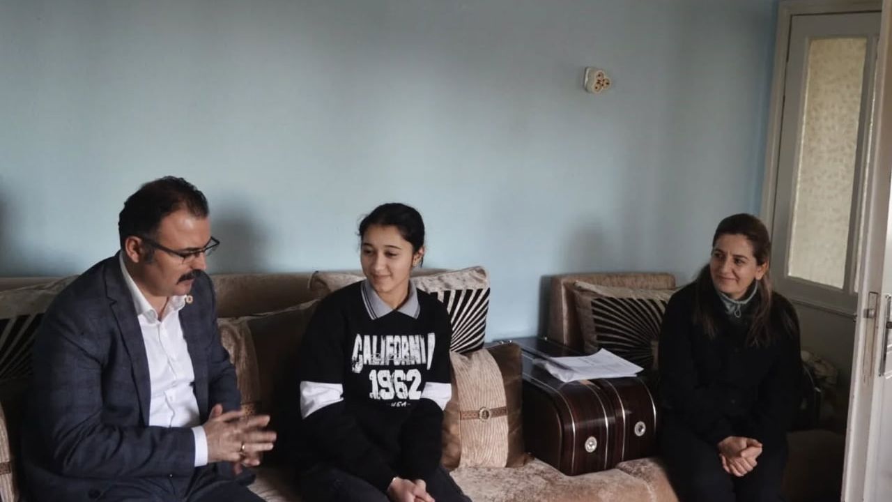 Kaymakam Ali Ekber Ateş, 'Misafirim Kaymakamım' Kapsamında Öğrencilerin Ailelerini Ziyaret Etti