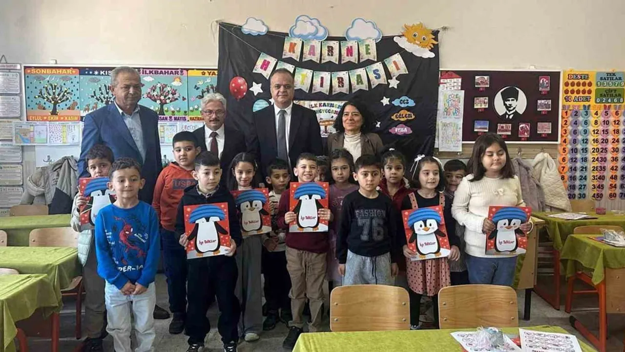 Kaymakam Osman Çelikkol Mut'ta 2025-2026 Birinci Dönem Karnelerini Dağıttı