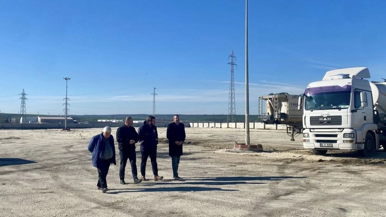 Kaymakam Özderin, Pınarhisar'daki Yapımı Süren Tır Parkını İnceledi