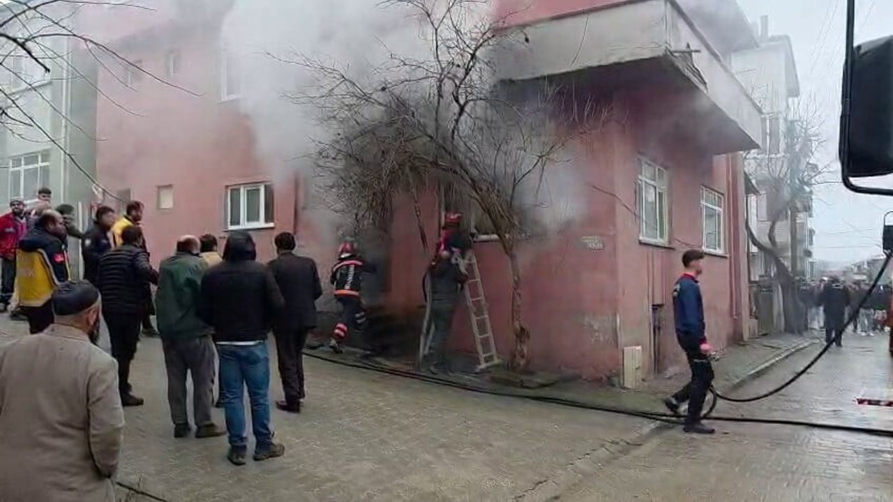 Kaynarca'da ev yangını itfaiye müdahalesiyle söndürüldü