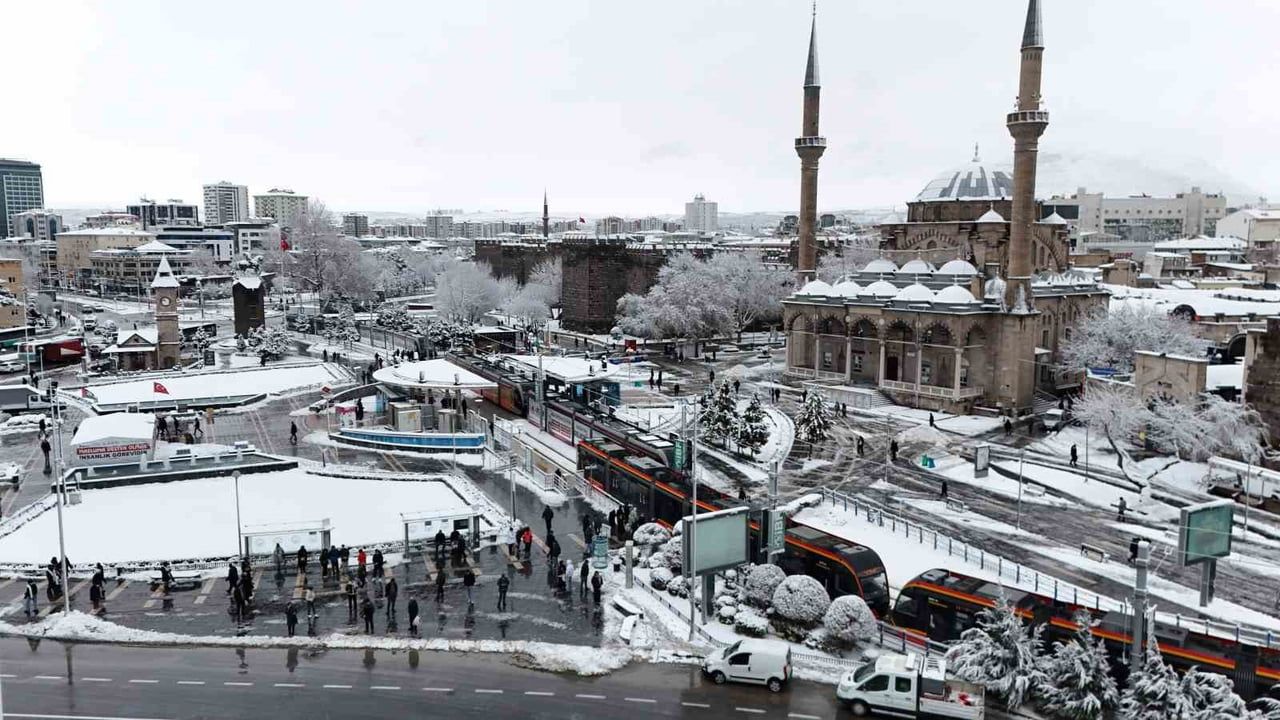 Kayseri beyaza büründü: Erciyes Kayak Merkezi'nde kar kalınlığı 180 santim