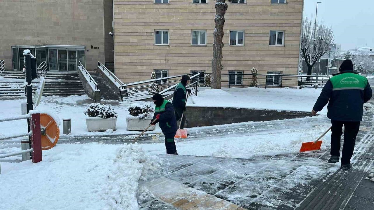 Kayseri Büyükşehir 10 ilçede 155 kırsal mahalle yolunu ulaşıma açtı — 1.240 km ağ yeniden hizmette