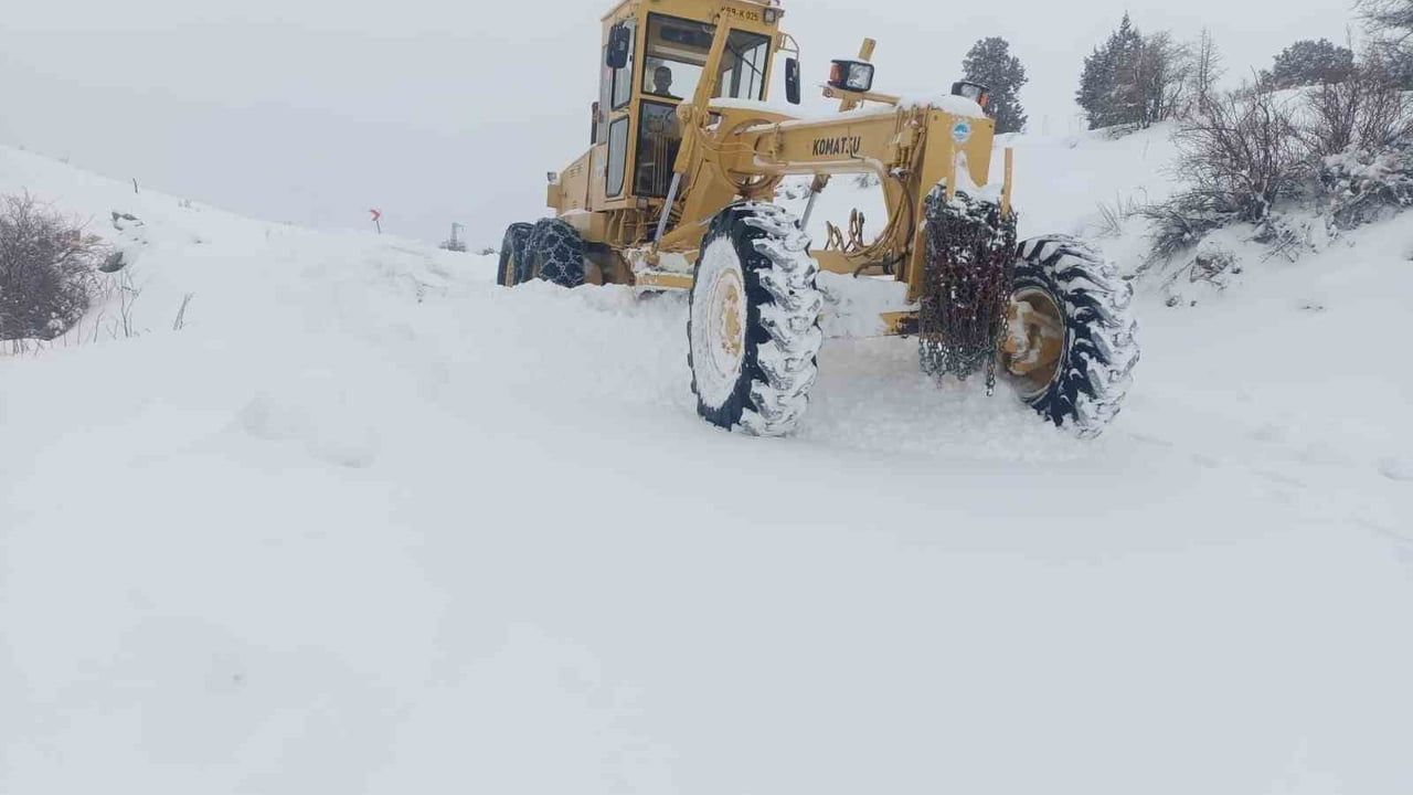 Kayseri Büyükşehir, 5 ilçede 560 kilometrelik ağda 72 mahalle yolunu sabaha açtı
