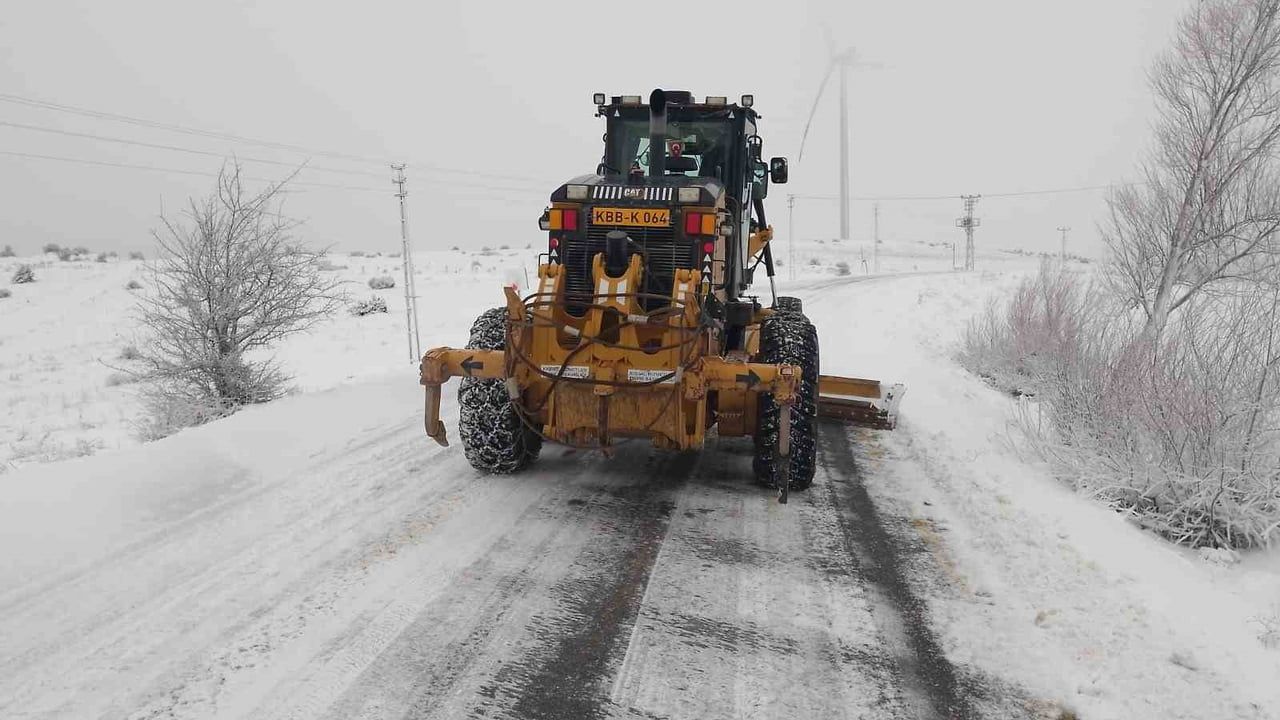 Kayseri Büyükşehir: 6 saatte 285 mahalle yolu ulaşıma açıldı