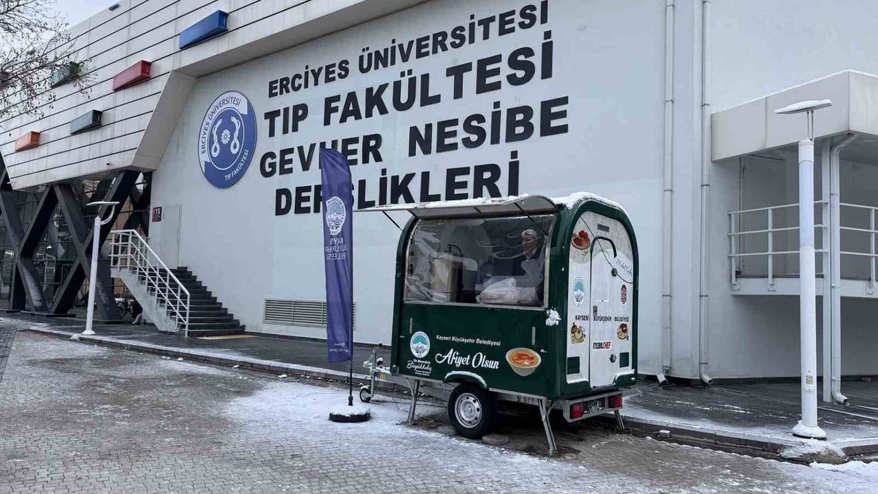 Kayseri Büyükşehir Belediyesi 2025'te öğrencilere 1,4 milyon bardak sıcak çorba ikram etti