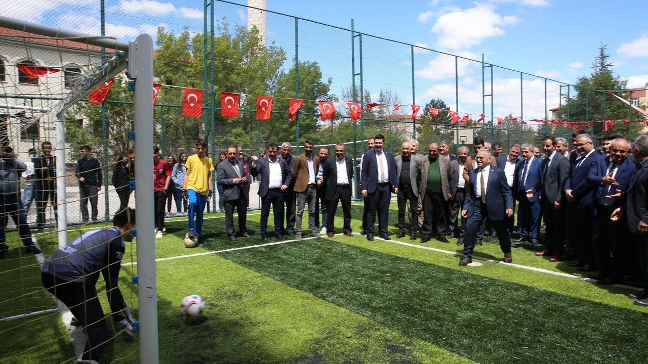 Kayseri Büyükşehir’den kırsalda 97 milyon 628 bin TL’lik 106 proje: 76 oyun alanı, 30 spor sahası