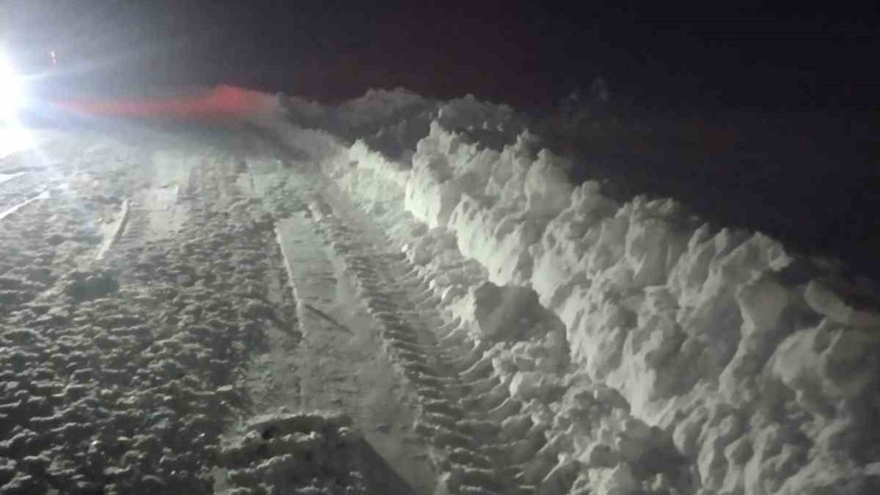 Kayseri Büyükşehir karla mücadelede seferber: Kırsalda 187 mahalle yolu ulaşıma açıldı, 46 yolda çalışmalar sürüyor