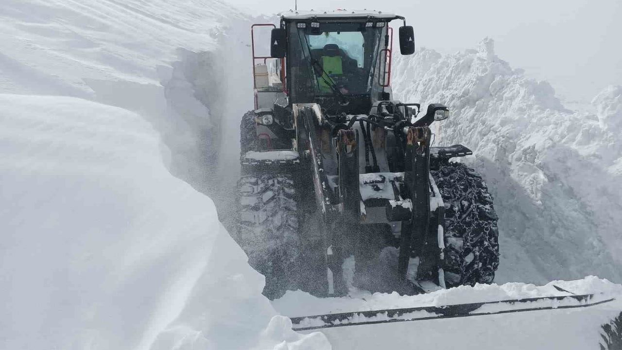 Kayseri'de 1 metreyi aşan karda Büyükşehir ekipleri 118 kırsal mahalle yolunu ulaşıma açtı