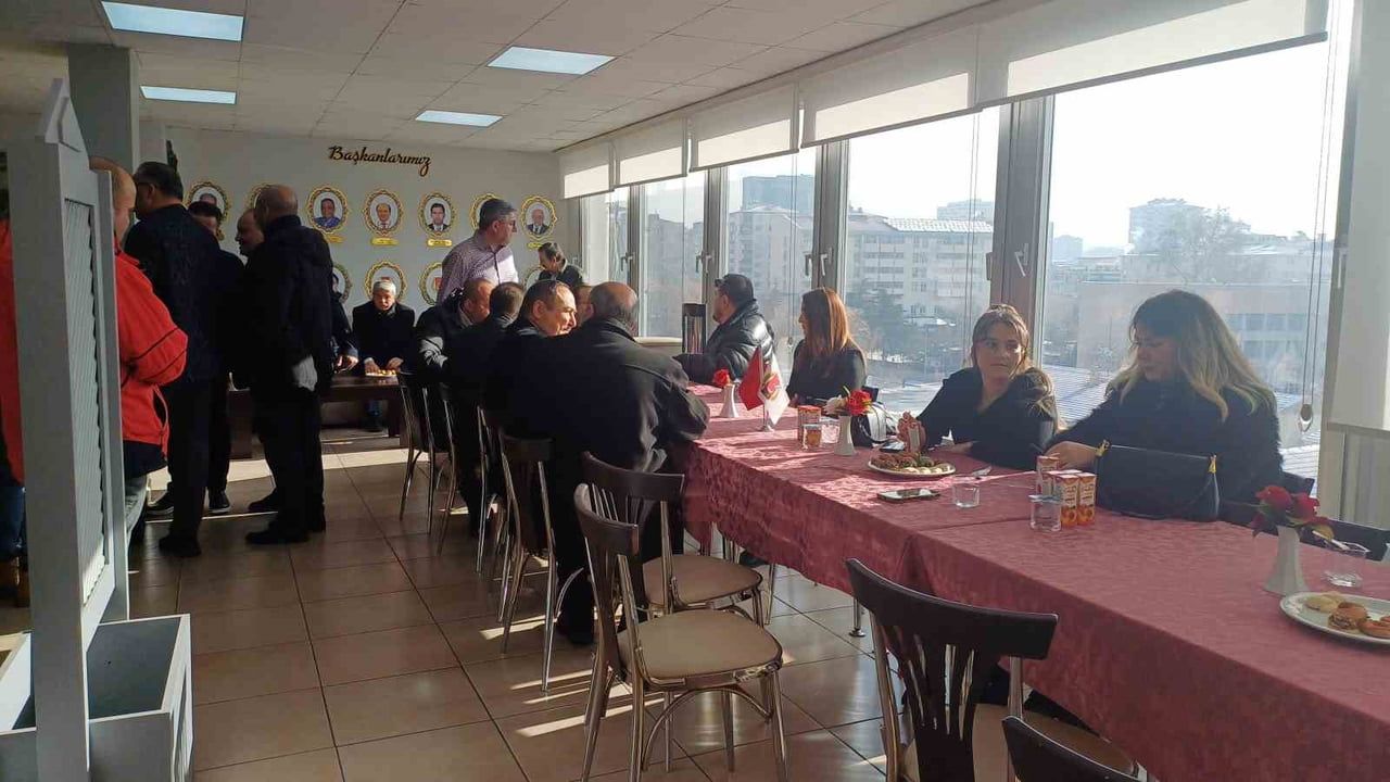 Kayseri'de 10 Ocak Çalışan Gazeteciler Günü: KGC Atatürk Anıtına Çelenk Koydu, Mesleğin Sorunları Vurgulandı