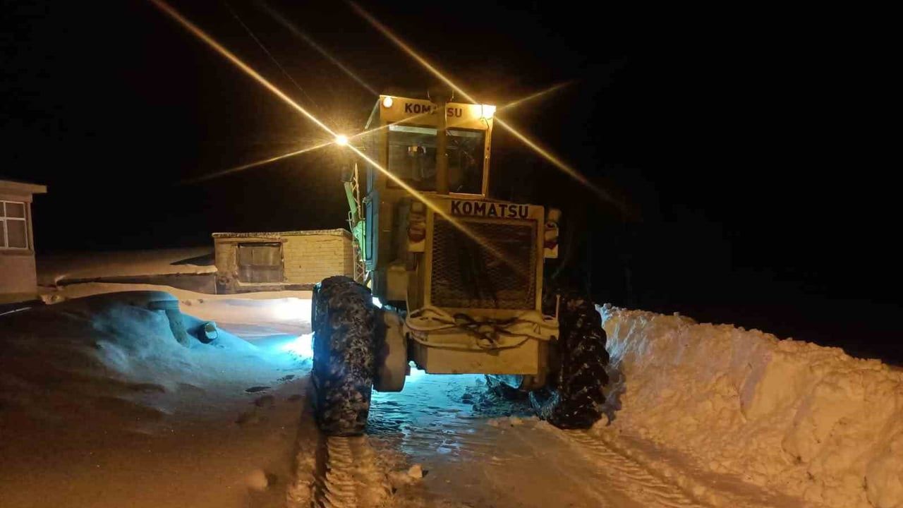 Kayseri'de 14 mahalle yolunda karla mücadele sürüyor; 24 yol ulaşıma açıldı