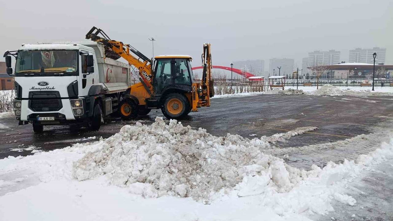 Kayseri'de 333 kırsal mahalle yolu ulaşıma açıldı: 421 personel, 156 araçla 24 saat çalışma