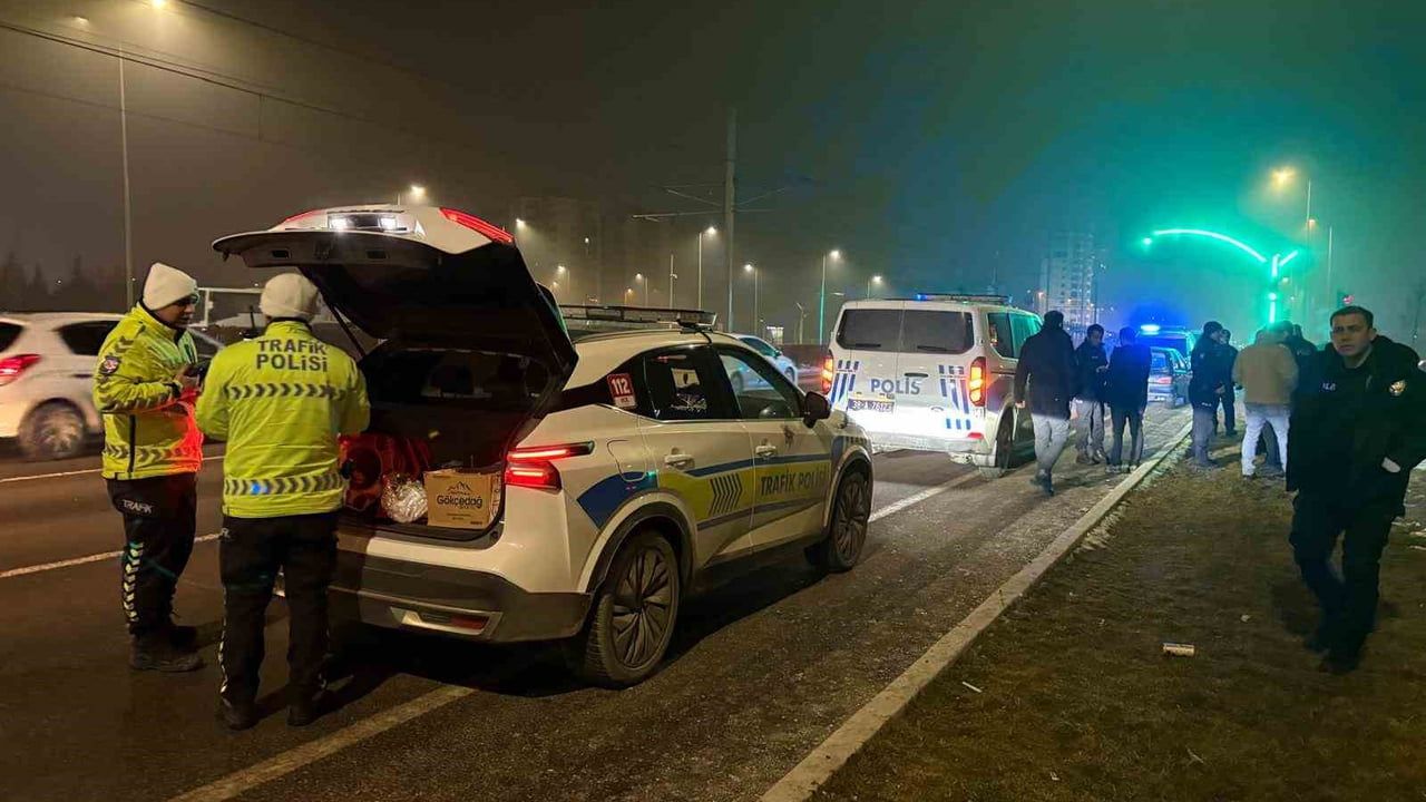 Kayseri'de alkollü ve ehliyetsiz sürücü polis memuruna ve vatandaşa çarpıp kaçtı, olay yerine dönünce yakalandı