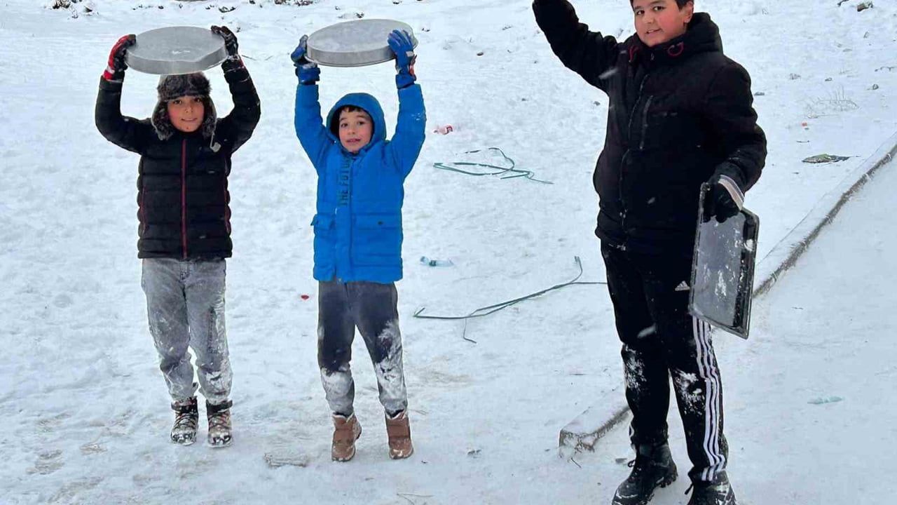 Kayseri'de çocukların kar eğlencesi: Kızak ve tepsilerle kaydılar