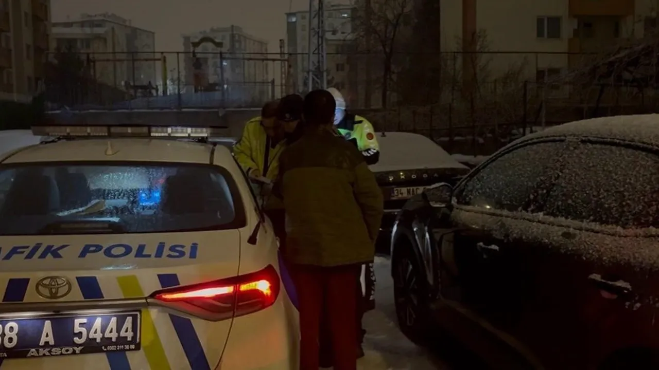 Kayseri'de dur ihtarına uymayan alkollü sürücü driftle kaçtı, çıkmaz sokakta yakalandı