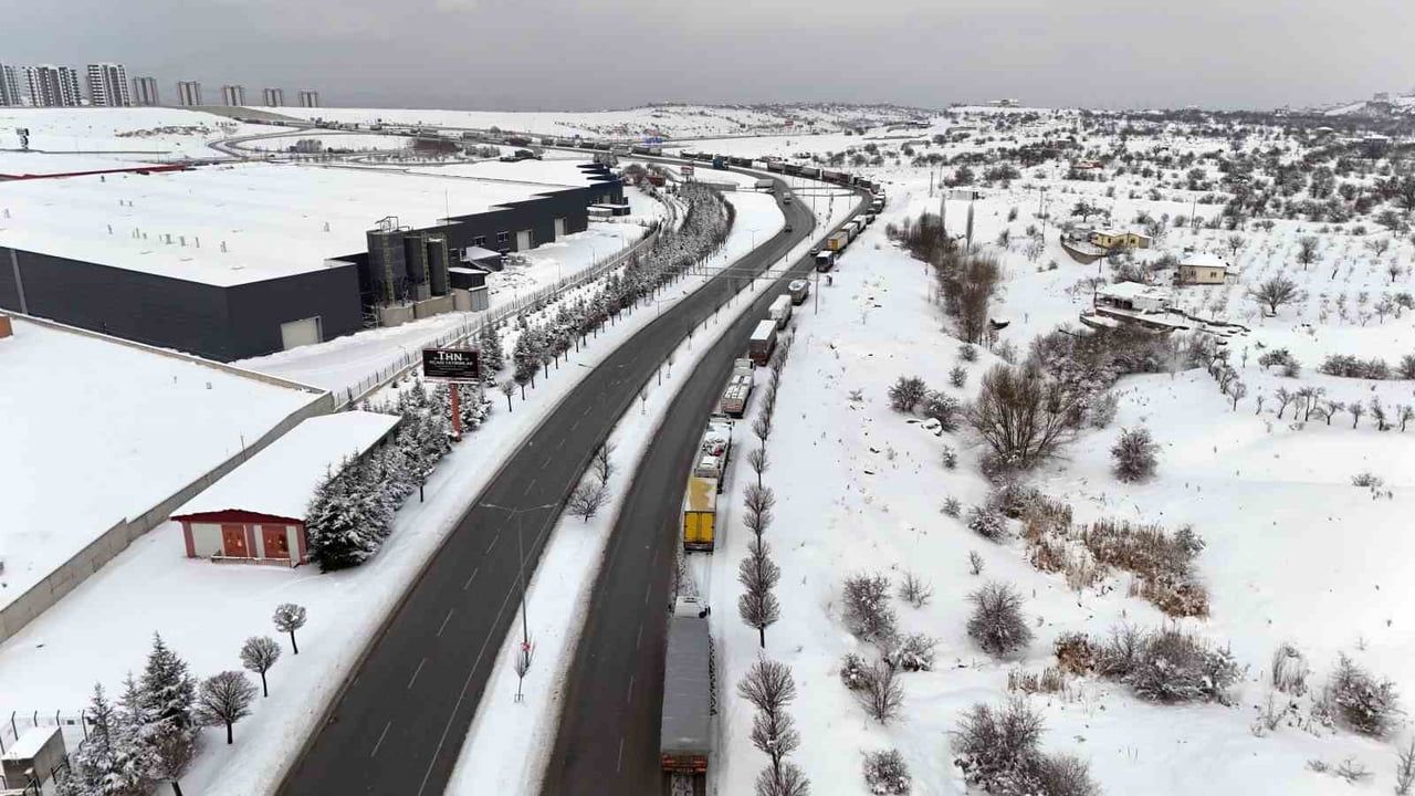Kayseri'de Kar Nedeniyle Kayseri-Malatya ve Kayseri-Kahramanmaraş Yollarında Tır Trafiği Kapandı