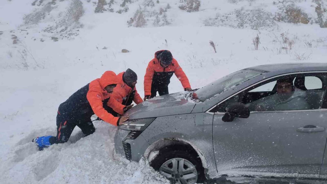 Kayseri'de kar ve tipi nedeniyle mahsur kalan 117 kişi kurtarıldı