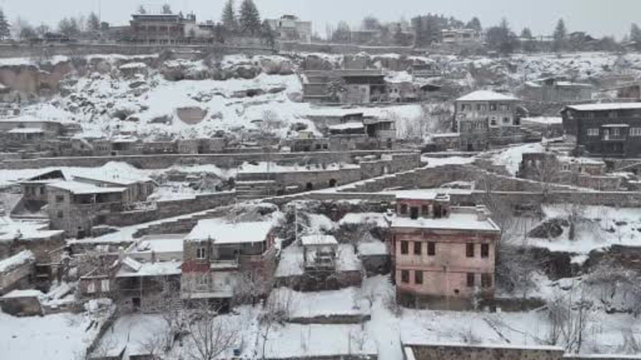 Kayseri'de kar yağışı: Yaman Dede Camii çevresinde kartpostallık görüntüler