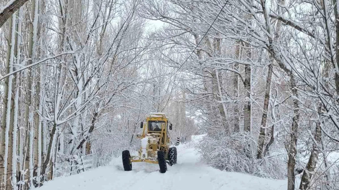 Kayseri'de karla mücadele: 140 mahalle yolu açıldı, 149 mahallede çalışmalar sürüyor