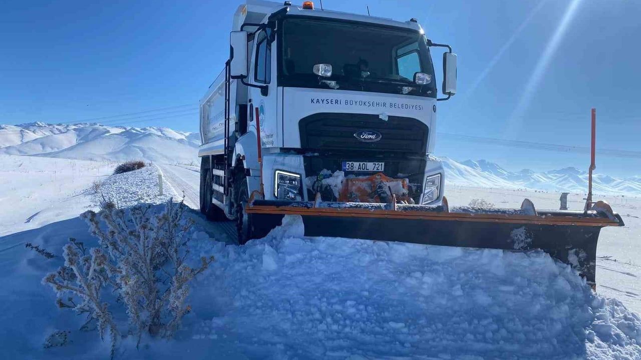 Kayseri'de kış çalışması: Büyükşehir 11 ilçede 266 kırsal mahalle yolunu ulaşıma açtı