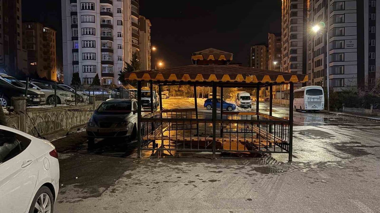 Kayseri'de Kuvvetli Rüzgar Kamelyayı Yerinden Söktü; İki Otomobil Zarar Gördü