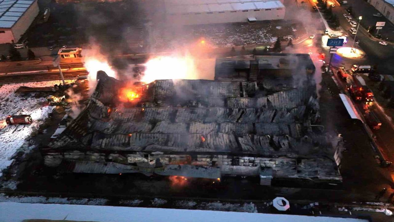 Kayseri'de mobilya fabrikası yangını davasında adli kontroller sürüyor, bilirkişi raporu bekleniyor