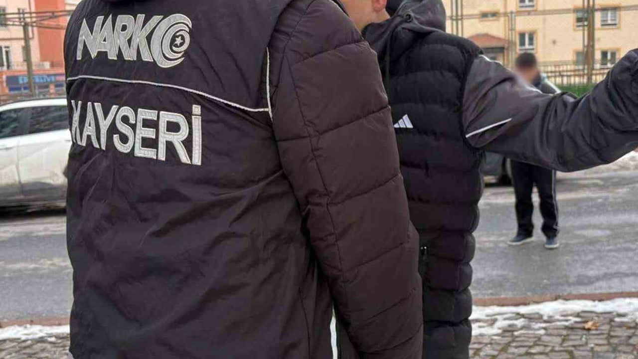 Kayseri'de 'Narko-Okul' Uygulaması: Yalçın Delikan Ortaokulu Çevresinde 4 Araç ve 12 Şahıs Sorgulandı