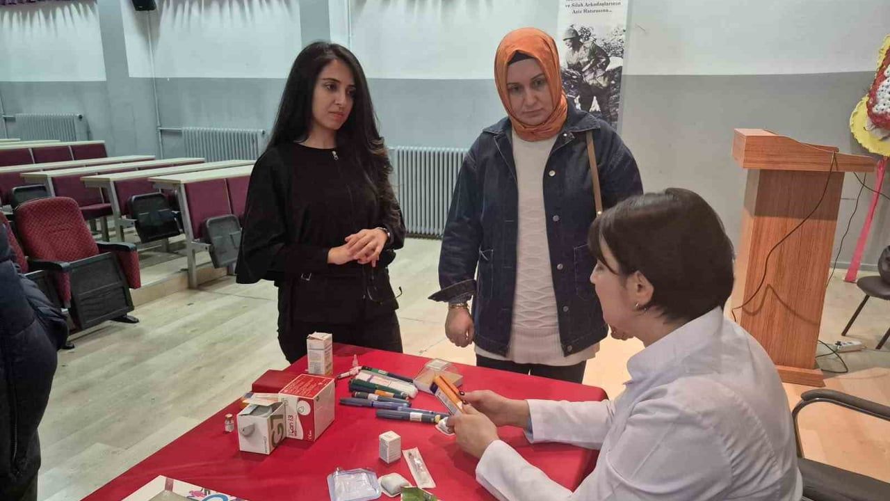 Kayseri'de öğretmenlere diyabetli öğrencilere yönelik uygulamalı insülin ve glukagon eğitimi
