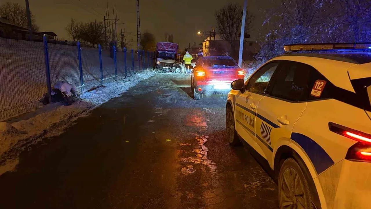 Kayseri'de otomobil ile kamyonet kafa kafaya çarpıştı: 3 yaralı