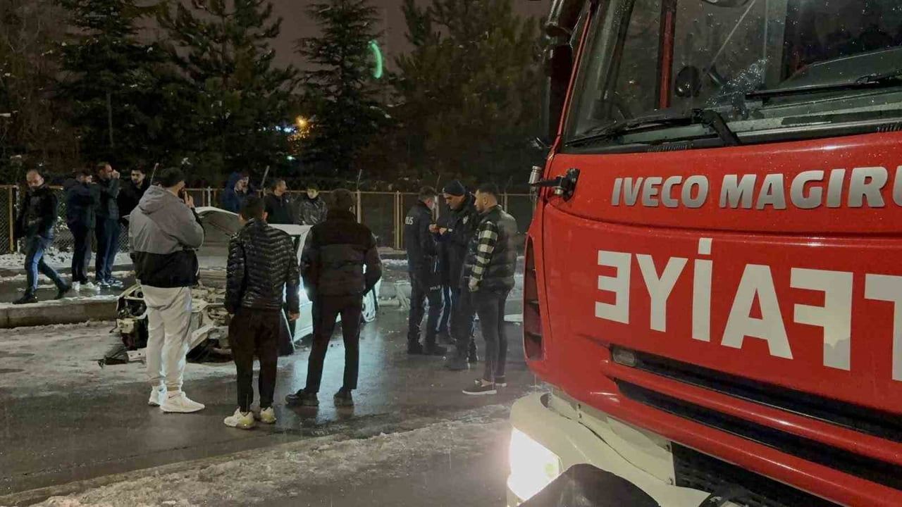 Kayseri'de refüjden çıkan otomobil pert oldu; sürücü yaralanmadı
