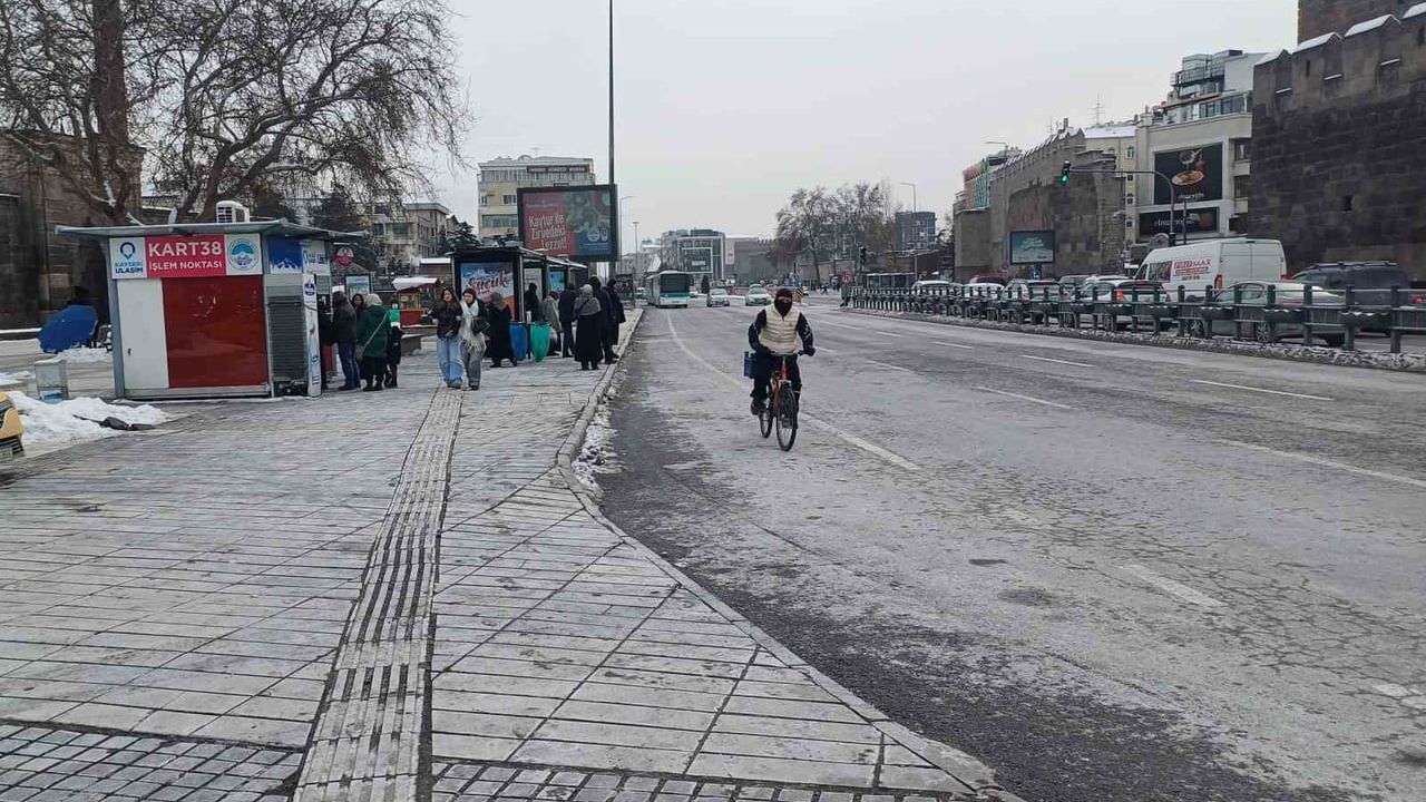 Kayseri'de Soğuk Hava Hayatı Zorluyor: Pınarbaşı ve Tomarza -23, Kent Merkezi -17