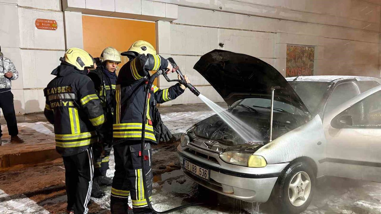Kayseri'de tamirden çıkan otomobil çalıştırılınca motor bölümünde aandı
