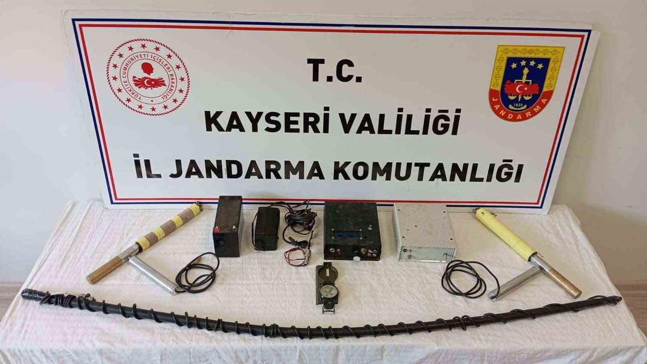 Kayseri'de Zengibar Kalesi'nde izinsiz define ararken 5 kişi jandarma tarafından suçüstü yakalandı