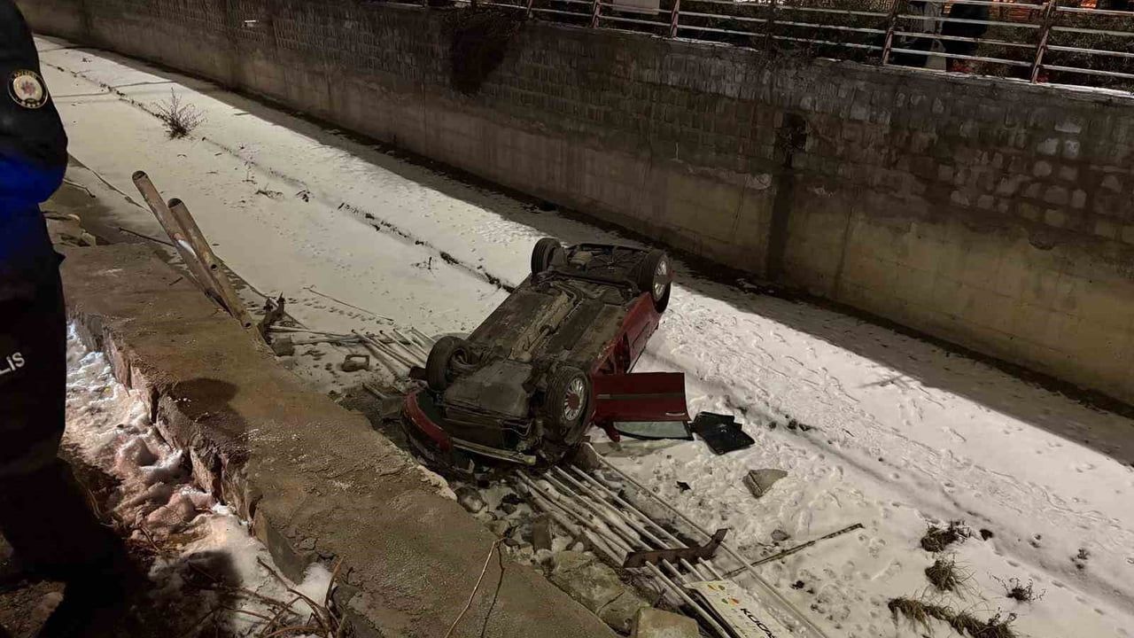 Kayseri Kocasinan'da otomobil 5 metrelik kanala uçtu; sürücü hafif yaralı